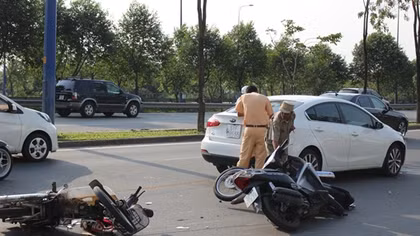 Nữ tài xế lạc tay lái, 3 xe máy gặp nạn trên đại lộ Mai Chí Thọ