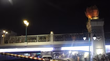 Xe tải húc gãy thanh giới hạn chiều cao 2 mét