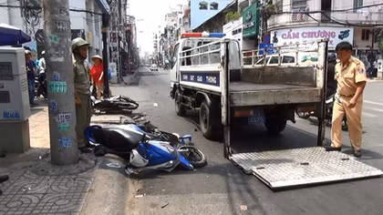 Chạy xe ngược chiều gây tai nạn, 2 người nguy kịch