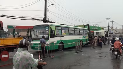 Xe buýt sụp hố "tử thần" sau khi mới lấp