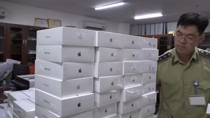 Kiểm tra xe ôtô phát hiện lô hàng iPhone, iPad nhập lậu hơn 4 tỷ đồng