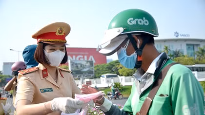 Hơn 1.000 chiếc khẩu trang được CSGT Công an TP Hồ Chí Minh phát cho người dân