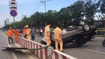 Ôtô tông dãi phân cách rồi lật “chổng vó” lên trời