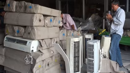 Tạm giữ container chứa hàng điện tử cấm nhập vào Việt Nam