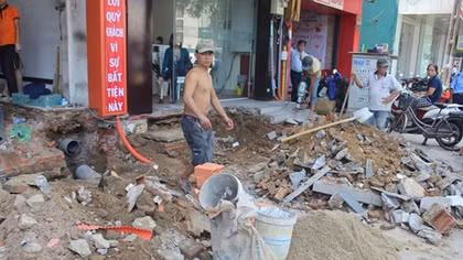 Nhiều người dân chủ động phá bỏ bậc tam cấp lấn chiếm vỉa hè