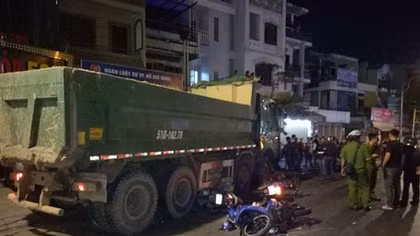 Xe ben mất lái gây tai nạn kinh hoàng trên đường phố