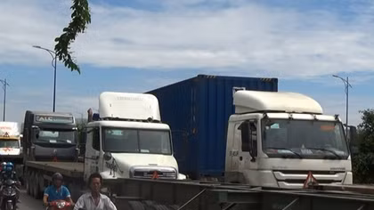 Kẹt xe nghiêm trọng, hàng trăm phương tiện “ bất động” nhiều giờ liền 