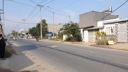 Người đàn ông bị giật điện thoại ngã gãy 8 xương sườn nguy kịch