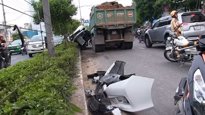 Xe ben tông xe 4 chỗ xoay 180 độ