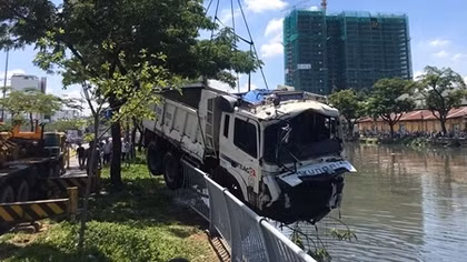 Xe ben "hạ gục" dải phân cách lao xuống kênh Tàu Hủ 