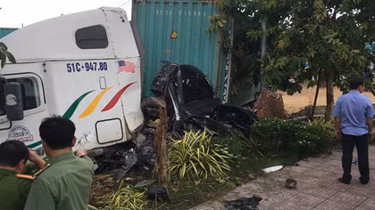 Mất lái, container tông ôtô, 5 người tử vong
