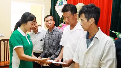 Trao tặng 400 triệu đồng cho người dân vùng lũ tại Hà Nội 