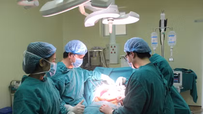 Bóc tách khối u 2,3kg trong gan người đàn ông