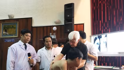 Chuyên gia hàng đầu thế giới về cột sống chuyển giao công nghệ tại BV Việt Đức