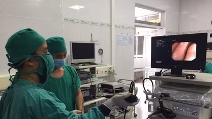Bé trai 7 tháng tuổi bị sặc bột suýt tử vong