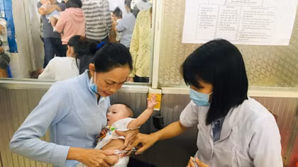 Chưa có kết luận nguyên nhân cháu bé tử vong sau tiêm vaccine ở Thạch Thất