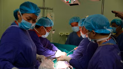 Cứu sống bệnh nhân người nước ngoài bị biến chứng tim mạch nguy kịch