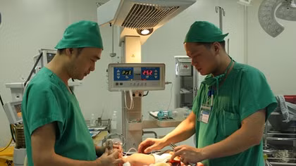 Phẫu thuật cắt bỏ phần nang phổi bẩm sinh cho trẻ sơ sinh 5 ngày tuổi 
