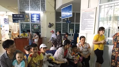 Người già và trẻ ùn ùn nhập viện vì nắng nóng