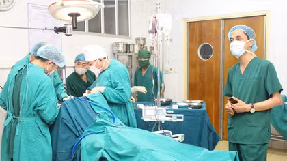 Cứu sống bệnh nhân nguy kịch ở Điện Biên nhờ chỉ đạo mổ trực tuyến