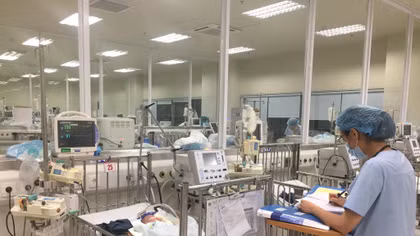 Bệnh nhi có bố mẹ tử vong trong đám cháy cần sự giúp đỡ của mọi người 