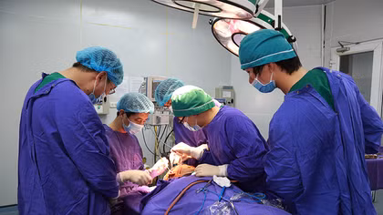 Phẫu thuật thành công bệnh nhân bị hơn 100 dị vật găm vào mặt và đầu