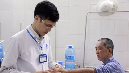 Chữa khỏi bệnh vẩy nến: Đừng tin quảng cáo và bác sĩ trên mạng
