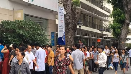 Bao giờ mới chấm dứt cảnh hàng trăm bệnh nhân đứng xếp hàng chờ khám mỗi ngày? 