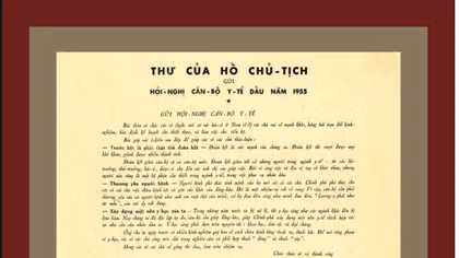 Trao bức thư của Hồ Chủ tịch gửi ngành y tế 63 năm trước