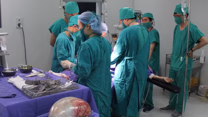 Phẫu thuật khối u nang buồng trứng khổng lồ 