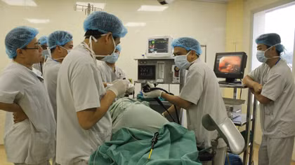 Suýt thủng thực quản vì hóc xương gà chữa “mẹo”