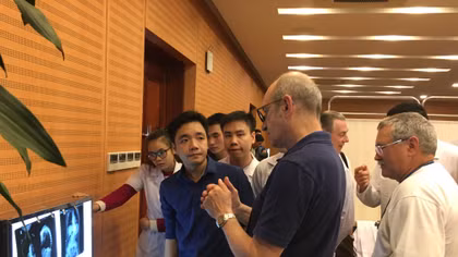 Có bằng cử nhân y khoa do nước ngoài cấp vẫn phải học bổ sung
