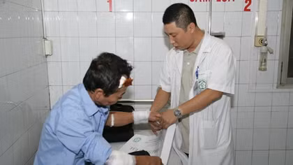 10 nạn nhân được cấp cứu kịp thời trong vụ lật xe tại Pháp Vân - Cầu Giẽ