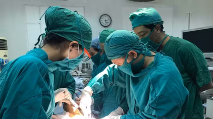 Lần đầu tiên, bệnh viện tuyến huyện mổ xương đùi phức tạp