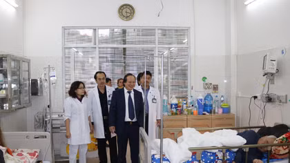Trao hơn 1.400 suất quà cho bệnh nhân có hoàn cảnh khó khăn 