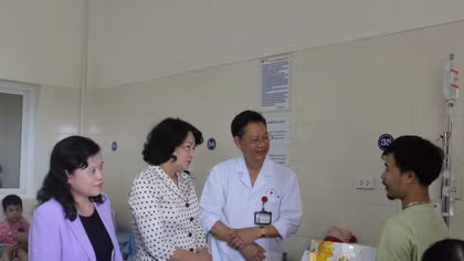 Phó Chủ tịch nước Đặng Thị Ngọc Thịnh tặng quà Trung thu cho bệnh nhi ung thư