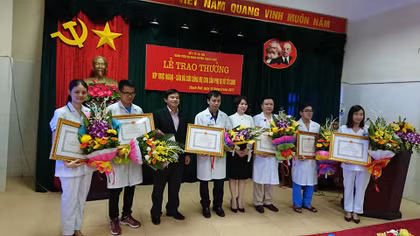 Trao bằng khen cho các bác sĩ tuyến huyện cứu sống mẹ con sản phụ một cách ngoạn mục