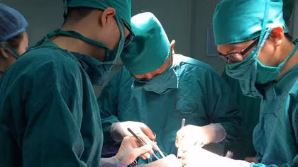 Phẫu thuật thành công bé trai không có mông và hậu môn