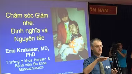 Trò chuyện với GS.TS. Eric L.Krakauer - chuyên gia giảm đau hàng đầu thế giới