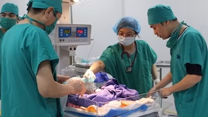 Cứu sống bé sơ sinh lộ nội tạng ra ngoài thành bụng 