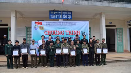 Tuổi trẻ Bộ Tư lệnh CSCĐ khám bệnh, cấp phát thuốc miễn phí cho đồng bào biên giới.