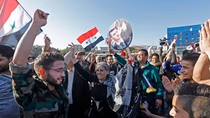 Tổng thống Assad đến văn phòng sau vụ tấn công của liên quân