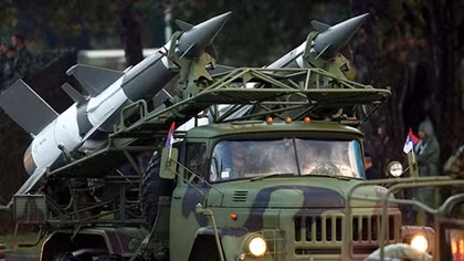 NATO “toát mồ hôi” khi Serbia khoe tên lửa 