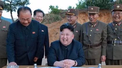 Ông Kim Jong un thăng hàm Đại tướng cho người phát triển tên lửa Hwasong-14