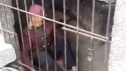 Con trai và con dâu bỏ đói, nhốt mẹ già vào "chuồng heo"