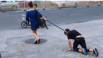 Dân mạng "ném đá" vì hành động "lạ" của một phụ nữ 