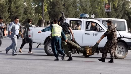 Khủng bố tấn công tên lửa ám sát Tổng thống Afghanistan khi đang phát biểu