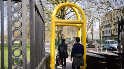 Anh dựng hàng rào ngăn chặn khủng bố tại Cung điện Buckingham