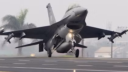 Máy bay F-16 Không quân Mỹ bốc cháy sau khi cất cánh