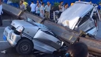 Cần cẩu sập đè lên xe buýt, nhiều thương vong ở Trung Quốc